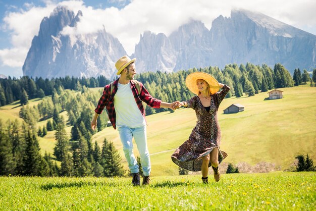 Lindo casal jovem viajando na itália dolomitas. dois amantes em um passeio de um dia na natureza