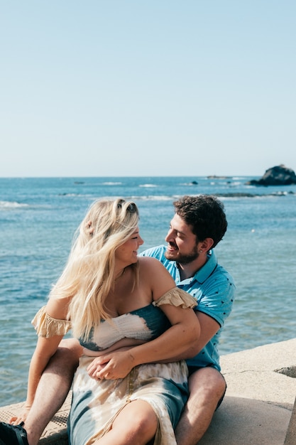 Lindo casal jovem viajando pelo mar