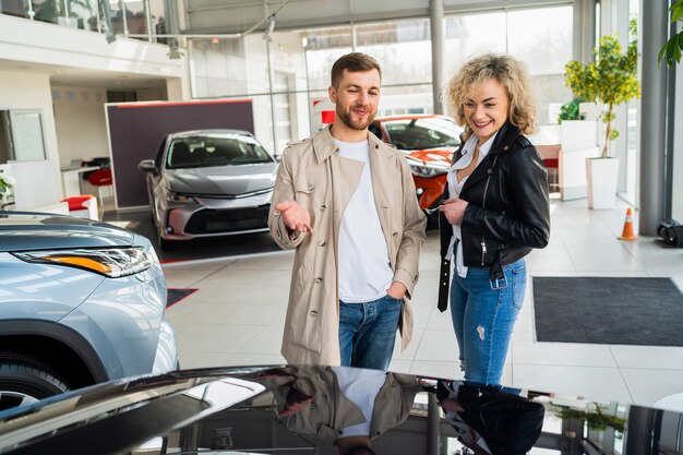 Lindo casal na concessionária escolhe carro