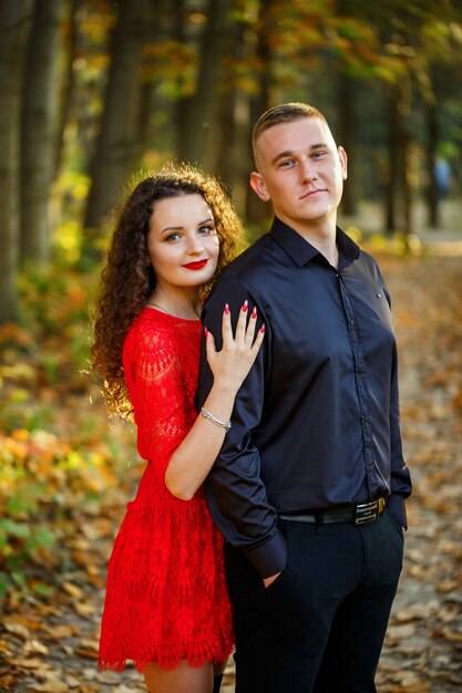 Lindo casal na floresta de outono