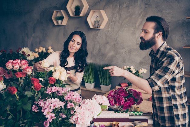 Lindo casal na floricultura