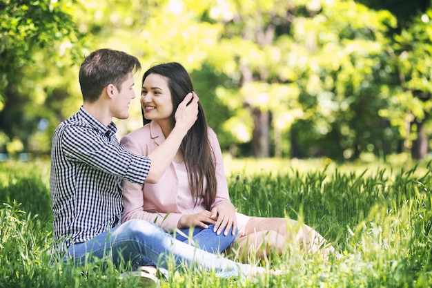 Foto lindo casal na grama