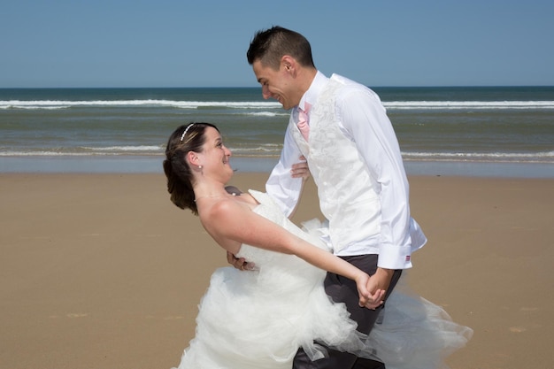 Lindo casal na praia feliz juntos