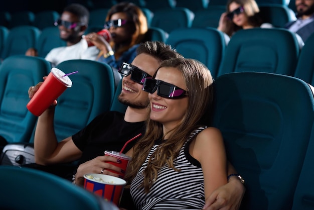 Foto lindo casal no cinema