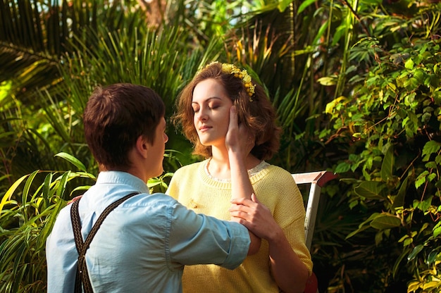 Foto lindo casal no encontro em roupas casuais. estufa de vidro. homem feliz, mulher. beijo. abraços. diversão. ame.