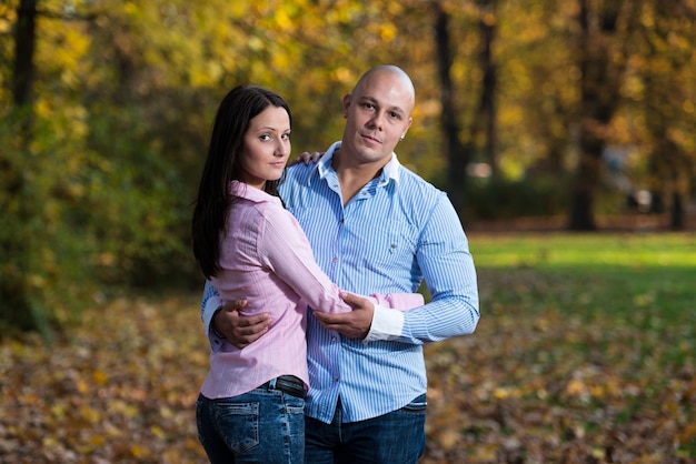 Lindo casal no parque