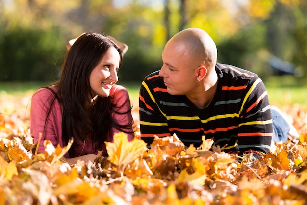 Lindo casal no parque