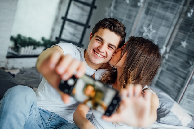 Lindo casal no quarto deles faz selfie no smartphone