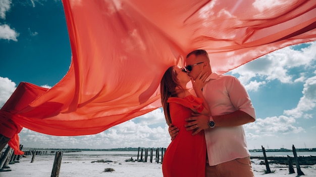 Lindo casal posando na praia