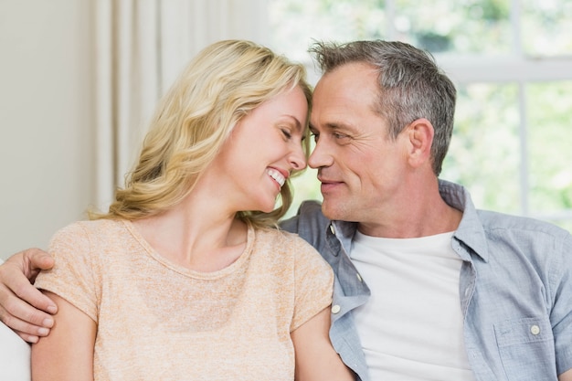 Lindo casal prestes a se beijar no sofá