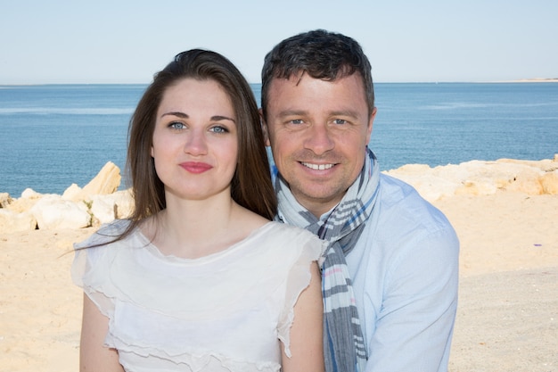 Lindo casal recentemente na praia sorrindo