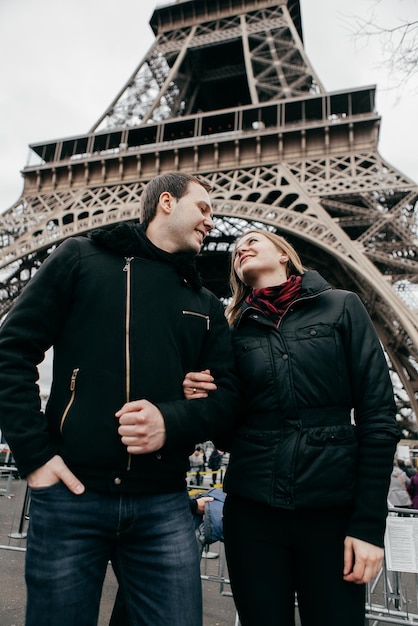 Lindo casal romântico em paris perto da torre eiffel