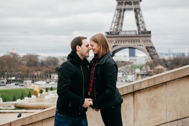 Lindo casal romântico em paris perto da torre eiffel