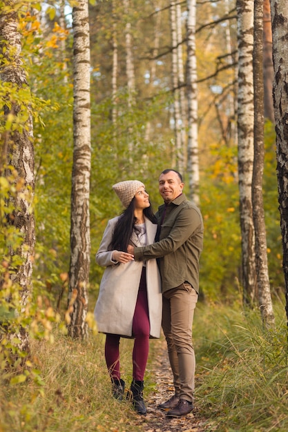 Lindo casal se divertindo juntos na natureza.