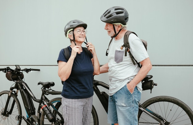 Lindo casal sênior ativo desfrutando de atividade esportiva saudável com suas bicicletas elétricas