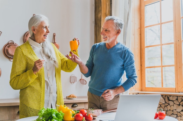 Foto lindo casal sênior de amantes. retrato de idosos enquanto se divertem em casa