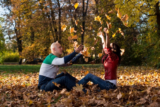 Lindo casal sorridente brincando no parque