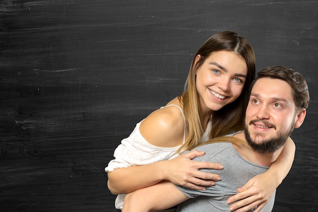 Lindo casal sorridente posando