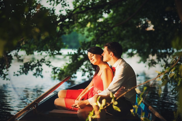 Lindo casal tomando banho de sol