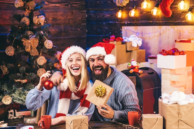 Lindo casal usando chapéus de Papai Noel