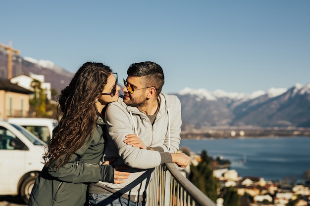 Lindo casal viajando junto na suíça