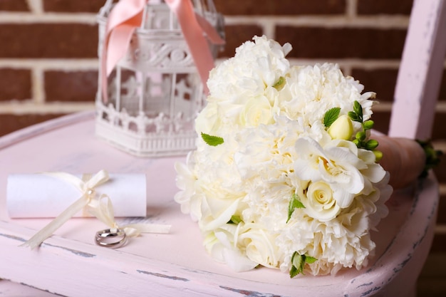 Lindo casamento ainda vida com buquê no fundo da parede de tijolos