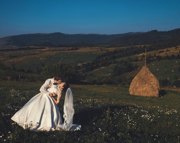 Lindo casamento nas montanhas um jovem casal feliz perto do palheiro