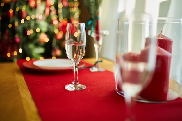 Lindo cenário de mesa com enfeites de natal na sala