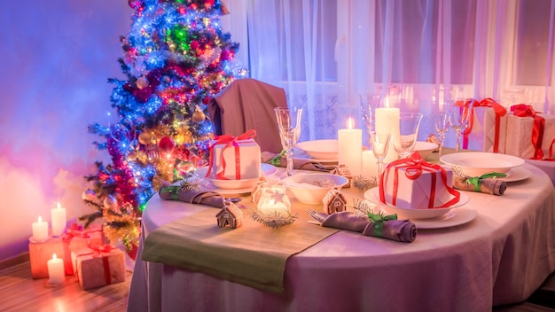 Lindo cenário de mesa de Natal com árvore e presente