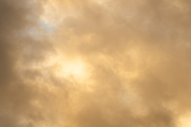 Lindo céu amarelo com nuvens ao pôr do sol. fundo para designer