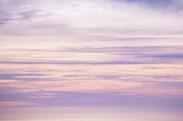 Lindo céu ao entardecer de tons de rosa e violetas