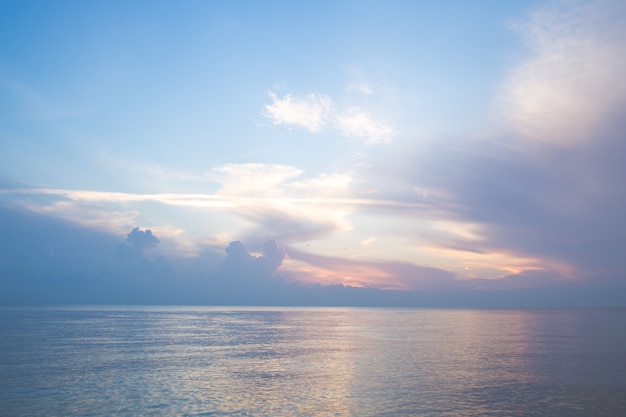 Lindo céu ao nascer do sol no mar