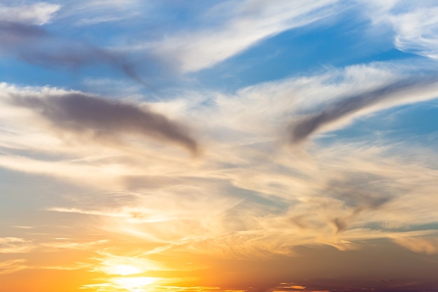 Lindo céu ao pôr do sol com nuvens cirros.