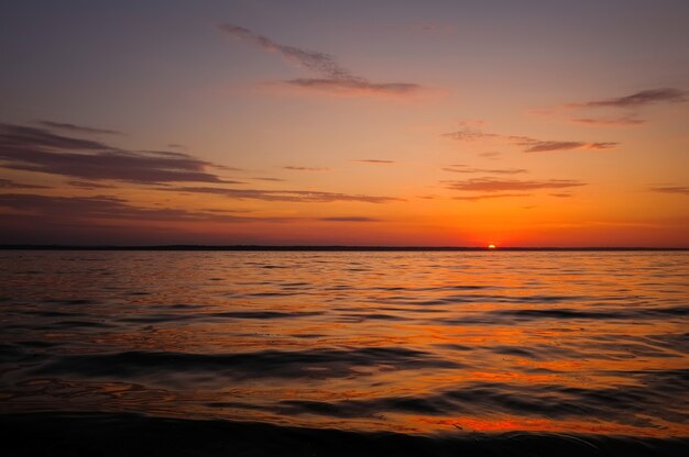 Lindo céu ardente do sol na praia. composição da natureza