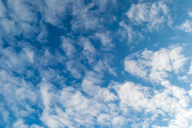 Lindo céu azul com fundo branco de nuvens espessas