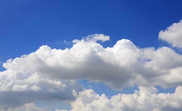 Lindo céu azul com fundo de nuvem branca e fofa