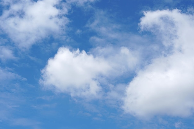 Lindo céu azul com fundo de nuvens na estação chuvosa x9