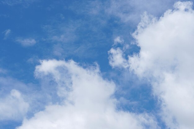 Lindo céu azul com fundo de nuvens na estação chuvosa x9