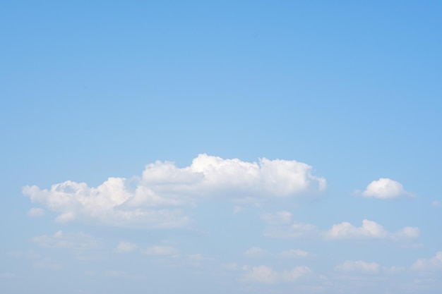 lindo céu azul com fundo de nuvens na estação chuvosa