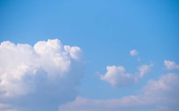 Lindo céu azul com grandes nuvens