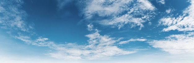 Lindo céu azul com nuvem branca no nascer do sol