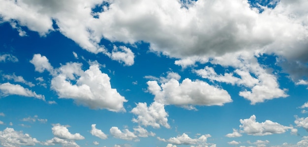 Lindo céu azul com nuvem branca no nascer do sol