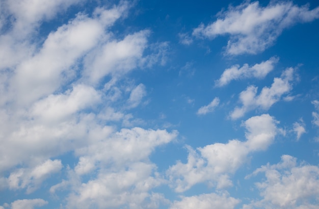 lindo céu azul com nuvem