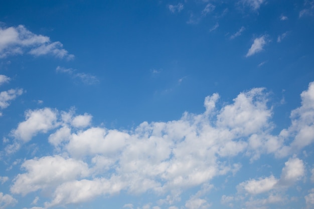 Lindo céu azul com nuvem