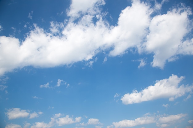 Lindo céu azul com nuvem