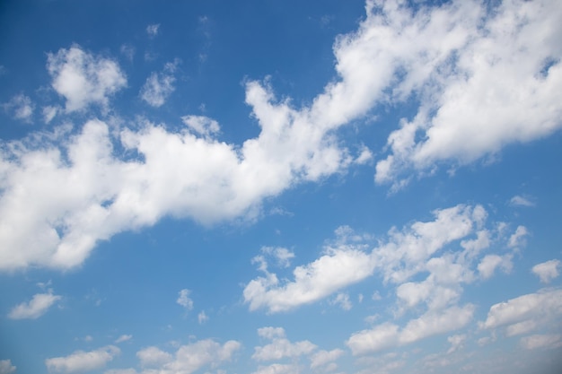 Foto lindo céu azul com nuvem