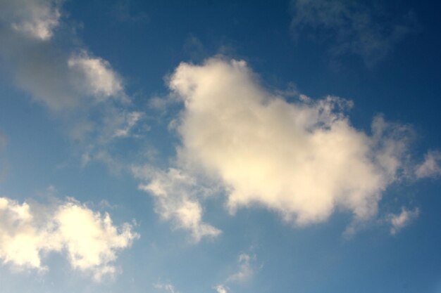 Lindo céu azul com nuvens brancas alaranjadas