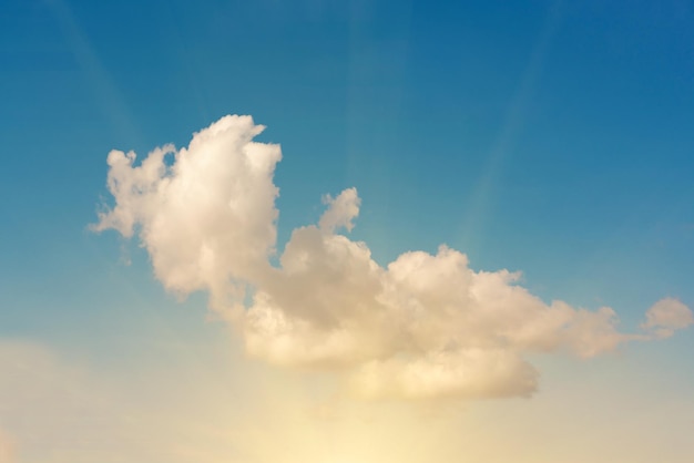 Lindo céu azul com nuvens brancas e luz solar