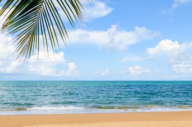 Lindo céu azul com nuvens brancas e mar e praia azuis em phuket, tailândia