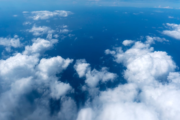 Lindo céu azul com nuvens brancas vista exterior do voo do espaço de altura de ar